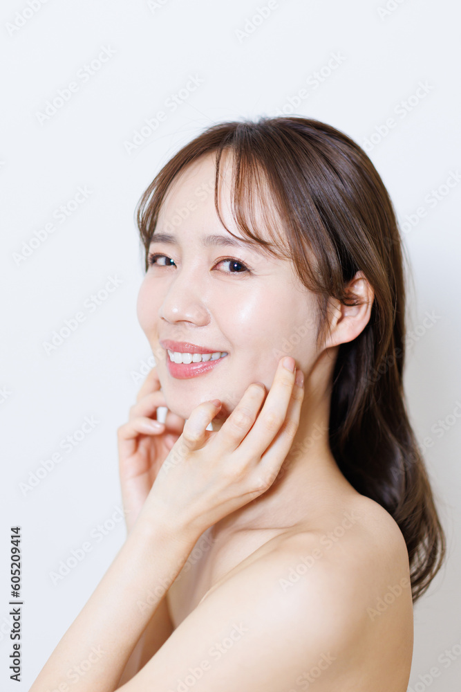 スキンケアコンセプトを持つ日本人女性の肖像画 スキンケアコンセプトを持つ日本人女性の肖像画