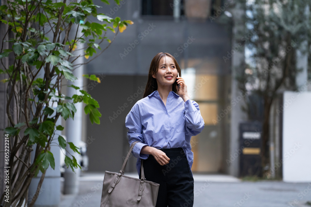 Φωτογραφία 仕事に出かけながら電話で話している日本人女性