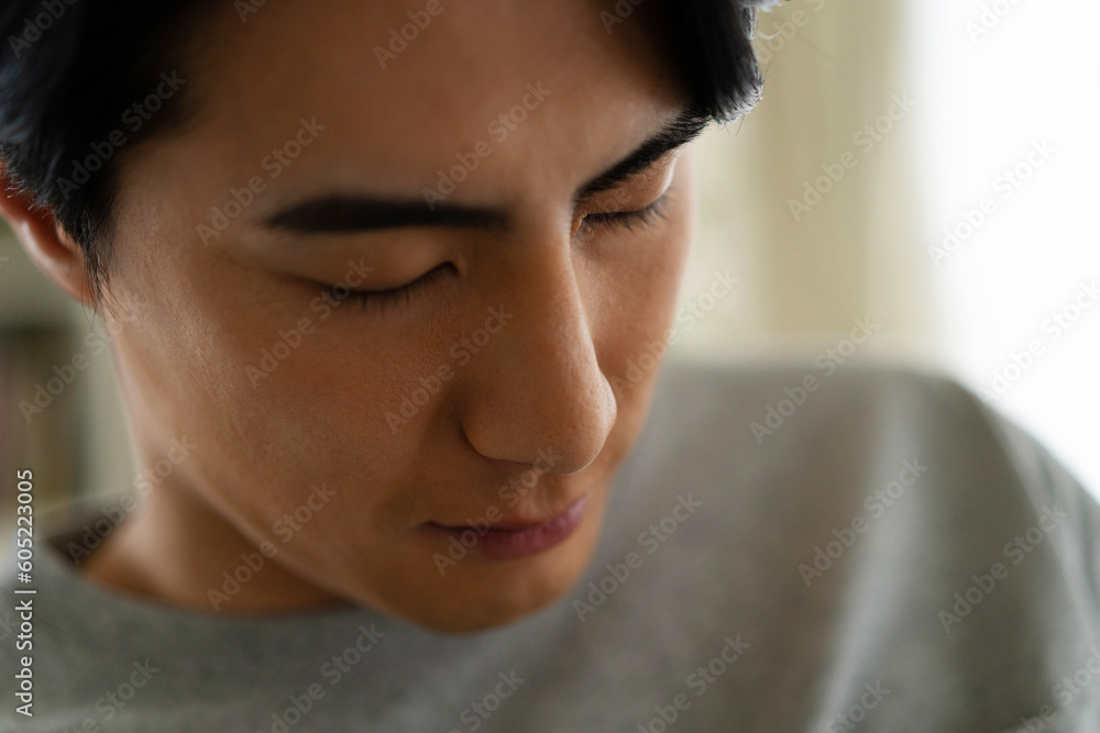 自宅で日本人男性の肖像画を閉じます 自宅で日本人男性の肖像画を閉じます