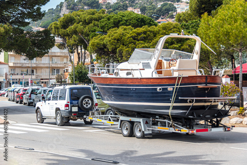 Quadro em tela jeep car transporting on boat trailer