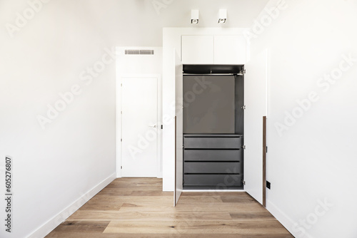 An empty modern bedroom with a built-in wardrobe © Toyakisfoto.photos