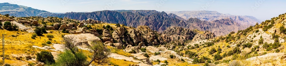 محمية ضانا وجبالها العجيبة والمخيم السياحي - الاردن
Dana Reserve and its wondrous mountains and the tourist camp - Jordan