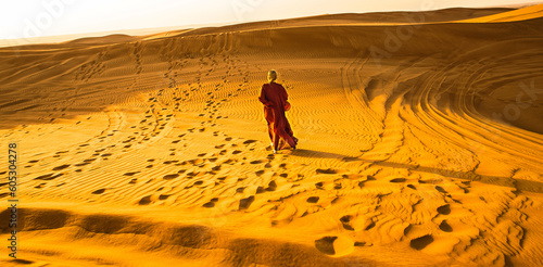 Obraz na płótnie Woman in red walking on a dunes w salonie