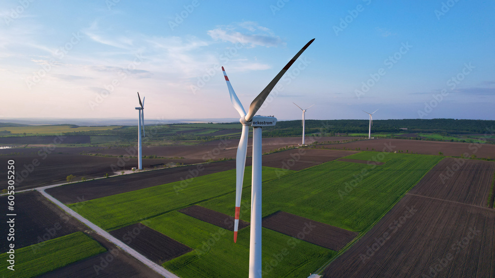 Obraz premium Windmill turbines generating green energy electric.Green energy helps reduce carbon emissions and makes earth cleaner and more ecological.