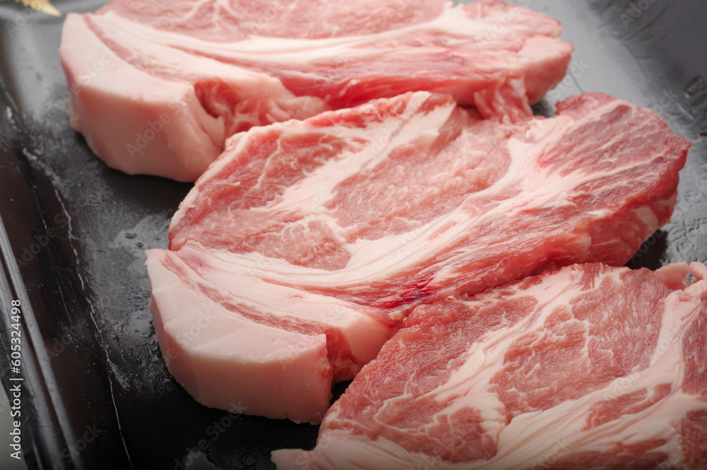 ステーキや豚カツ用の厚切り豚肉 ステーキや豚カツ用の厚切り豚肉