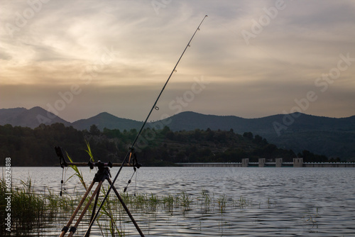 Atardecer en el pantano de Beniarrés con caña de pescar en primer plano