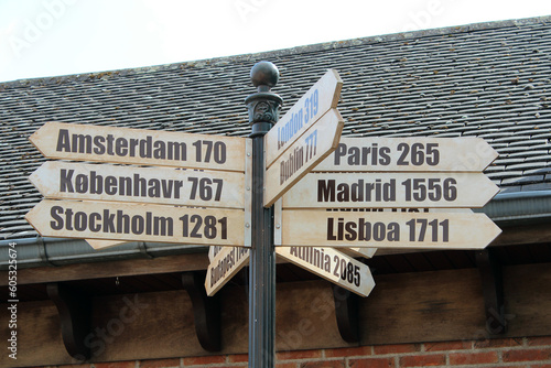 Canvas Print City Connections: Signpost Guiding the Way to Amsterdam, Paris, Madrid, Lisbon,
