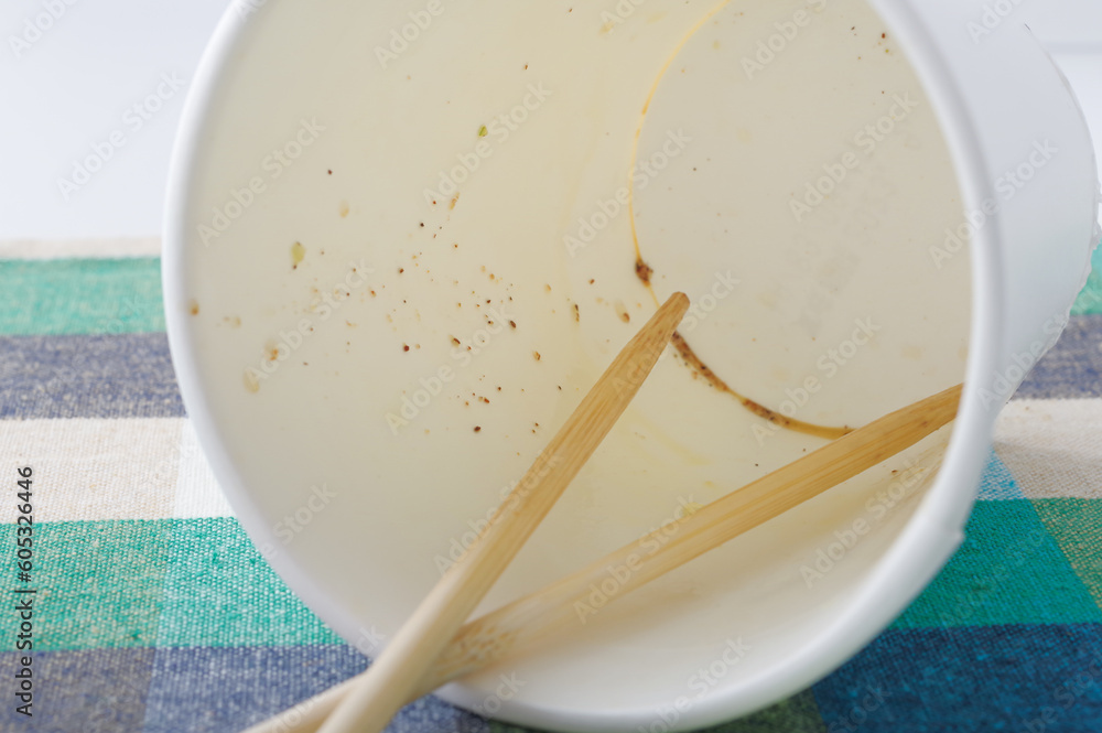 完食したカップラーメンの容器 Stock-Foto | Adobe Stock