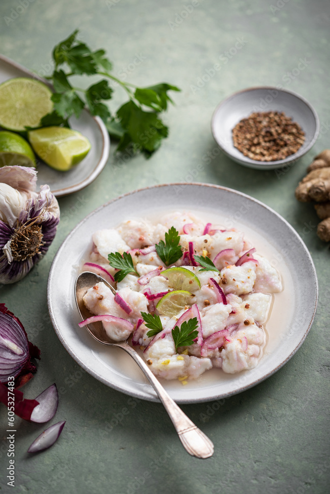 ceviche de daurade poisson cru mariné au citron vert, coriandre, gingembre, oignon, ail ceviche de daurade poisson cru mariné au citron vert, coriandre, gingembre, oignon, ail