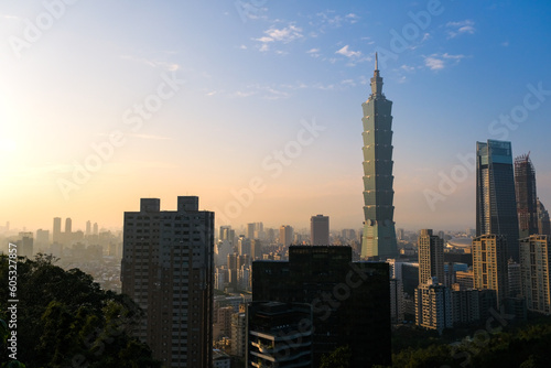台湾 台北市 象山、展望台（摂手平台）から見る夕暮れの台北市街