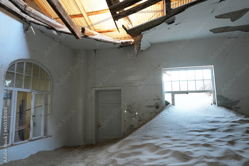 Verfallenes Bauwerk in der Wüste, Namibia, zerstörtes Dach, Sand im Raum, Fenster, Tür, Lichteinfall