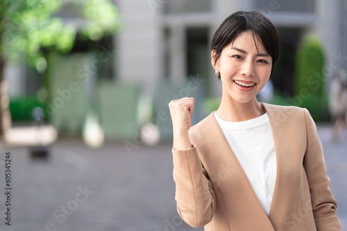 Quadro su tela ガッツポーズの若い女性