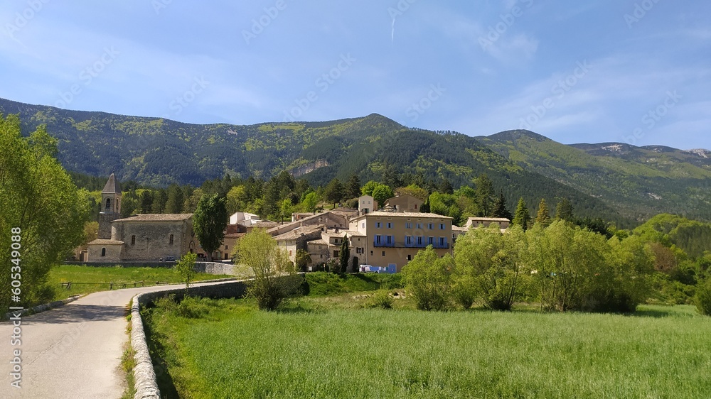 Village de Savoillans en Provence au pied du Mont-Ventoux - Mai 2023 - obrazy, fototapety, plakaty 