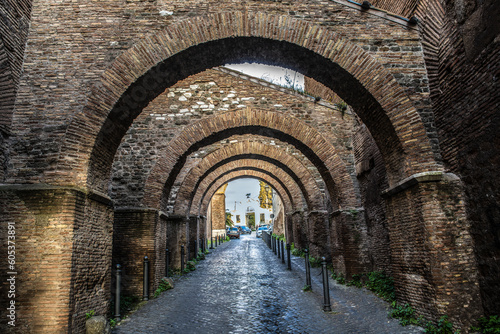 Canvas Print Route pavée sous une arche en pierres
