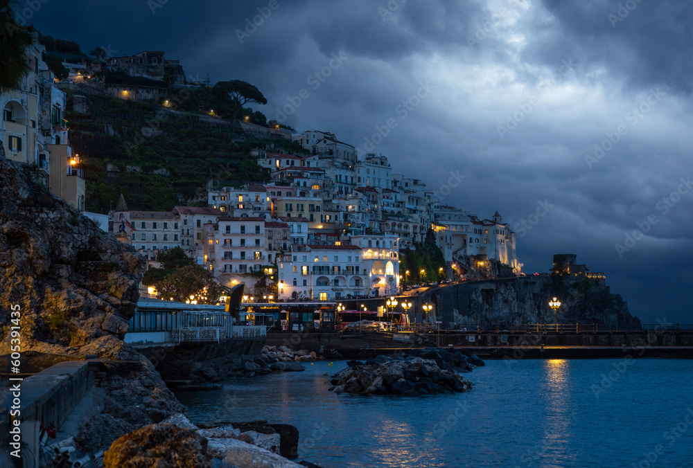 Blick auf Amalfi bei Nacht