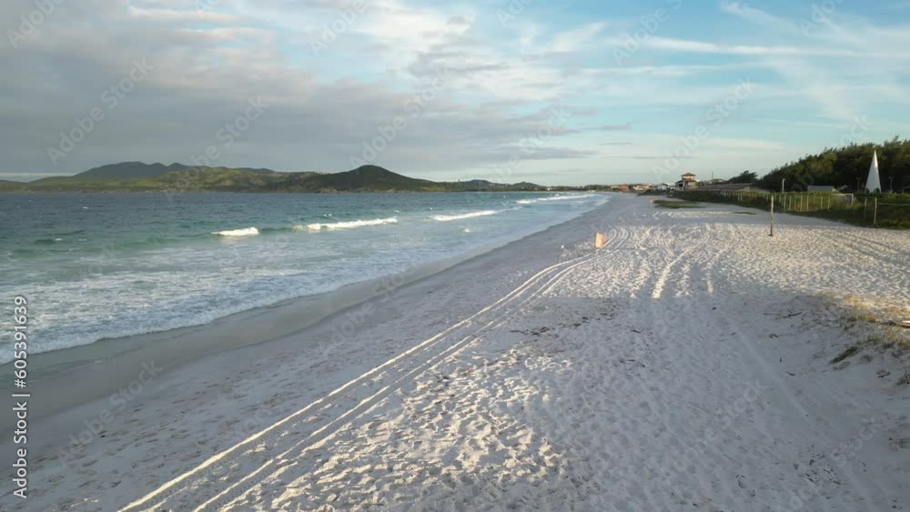 Imagem aérea de casamento de frente para o mar na Praia do Foguete em Cabo Frio, na Região dos Lagos no estado do Rio de Janeiro - Brasil.