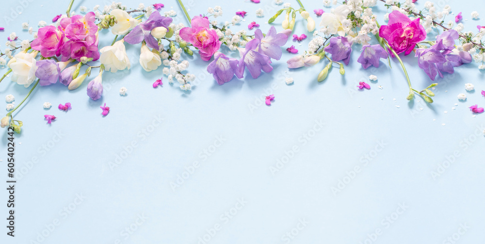 Naklejka premium spring beautiful flowers on blue background