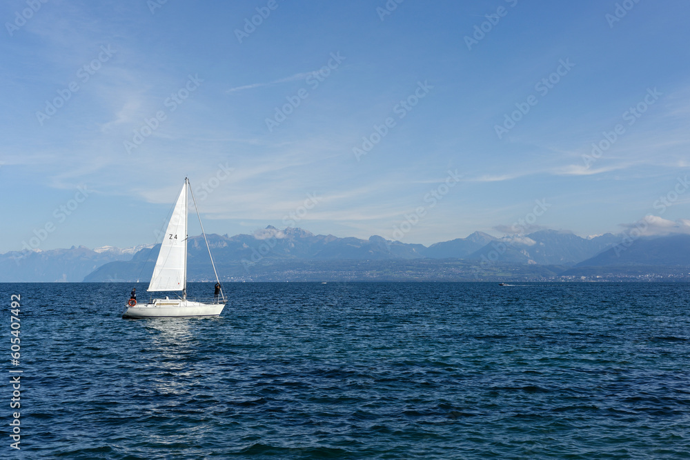 Voilier sur le lac Léman en Suisse