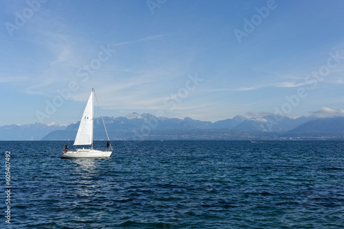Voilier sur le lac Léman en Suisse