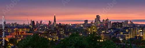 Londons Skyline in der blauen Stunde. Die Lichter und die intensiven Farben des Abendrots verleihen dem Panorama eine magische Stimmung. photo