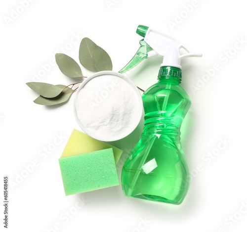 Foto Bowl of baking soda, sprayer, cleaning sponges and eucalyptus branch on white ba