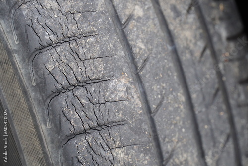 ひび割れているタイヤ