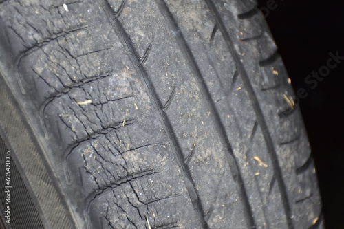 ひび割れているタイヤ