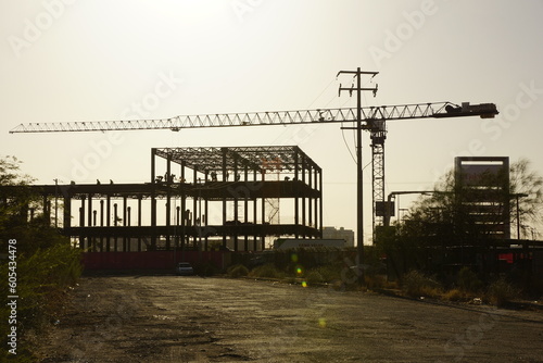 Construcción a contraluz durante el atardecer.