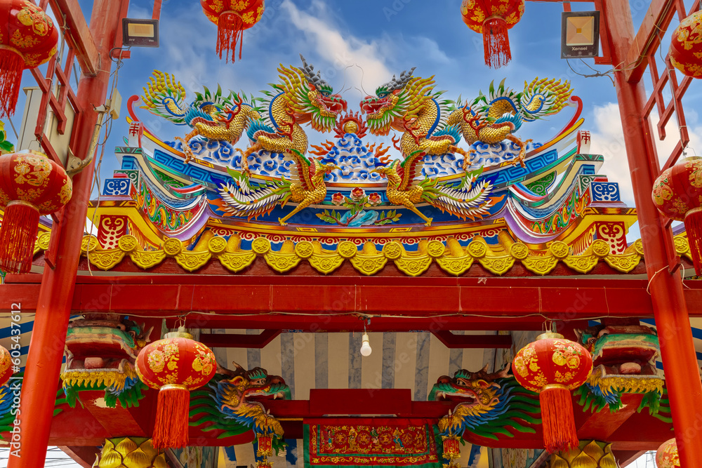 Obraz premium Colourful multicoloured dragon on top of a temple in Patong Phuket Thailand. beautiful blue green red of the scale dragons