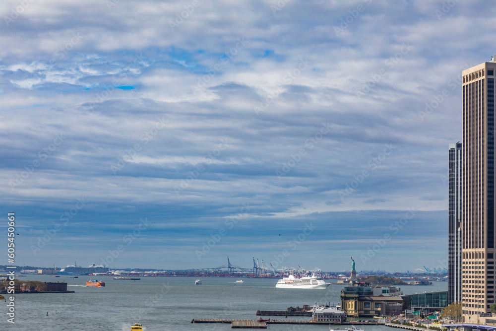 Obraz premium Landmark Statue of liberty and tourist helicopter leisure flights from Manhattan, New York