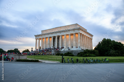 edificio memorial washington D.C. con fondo nublado.