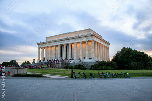 edificio memorial washington D.C. con fondo nublado. photo