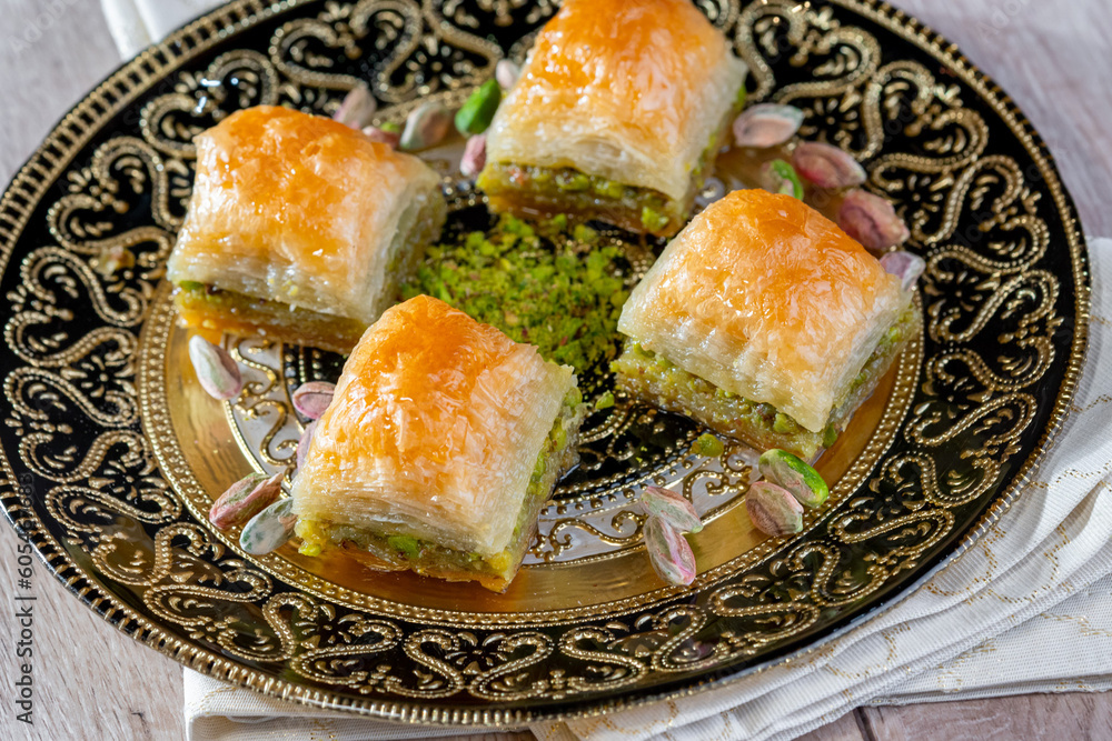 Traditional turkish baklava pistachio pastry. Dilberdudagi, ozel kesim ...