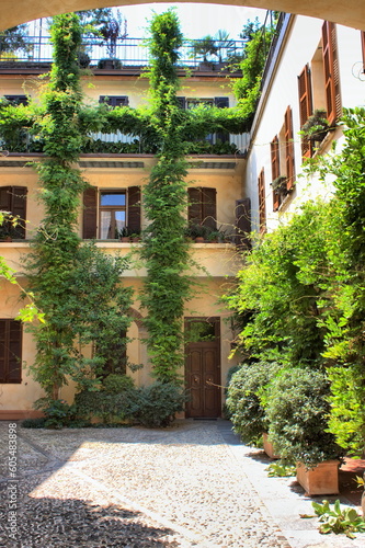 Fototapeta Naklejka Na Ścianę i Meble -  Picturesque courtyard with plants in Verona, Italy