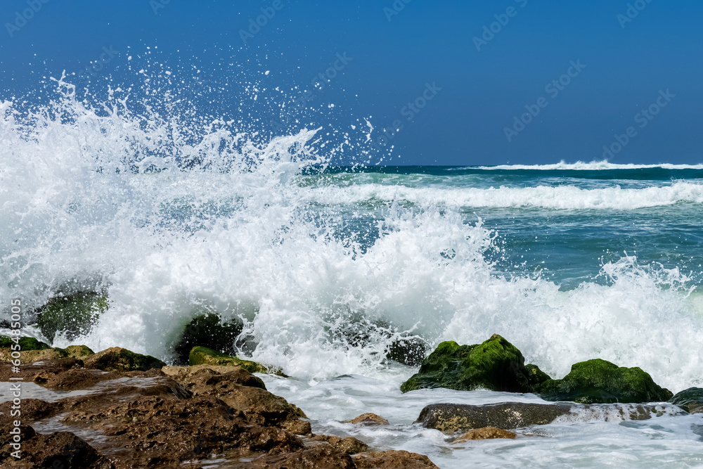 Fototapeta premium beautiful white sea wave splashes