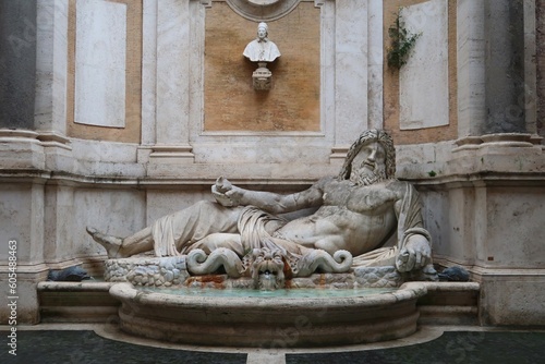Photography Statue de Marforio / Marphurius, sculpture antique en marbre, exposée dans la co