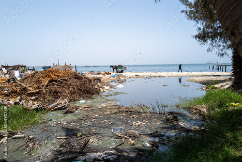 Obraz na plátně Les égouts de Dakar se déversent dans l'océan au niveau du port de plaisance de