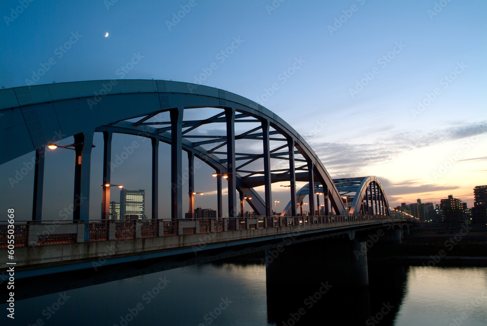 Obraz premium 多摩川の夕暮れと丸子橋（東京都大田区側から2004年撮影）