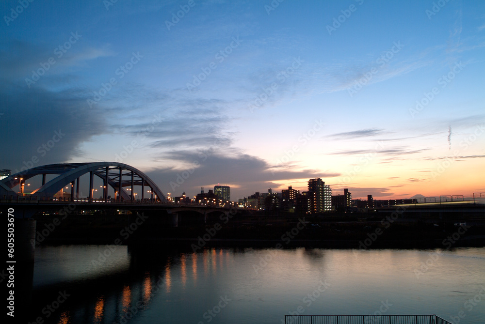 多摩川の夕暮れと丸子橋（東京都大田区側から2004年撮影）