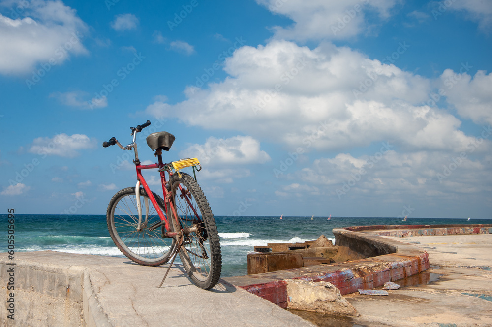 Fototapeta premium Bicicleta en el muelle de la Habana, Cuba