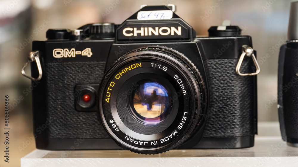 COLOGNE AUG 02, 2022 Chinon CM4 photo cameras in shop window of a photo shop 素材庫相片 Adobe Stock