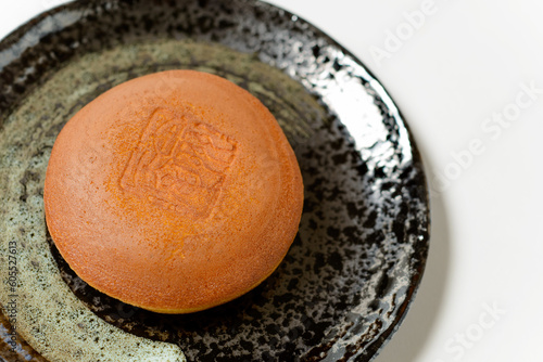 和菓子　どら焼き　しっとり、ふわふわの生地の間に粒あんがたっぷり入った美味しい和菓子 photo