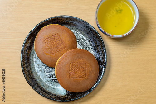 和菓子　どら焼き　しっとり、ふわふわの生地の間に粒あんがたっぷり入った美味しい和菓子 photo