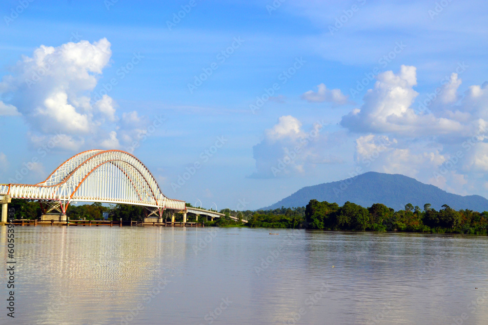 Obraz premium The Tayan Bridge is a bridge that crosses the Kapuas River and is the third longest bridge in Indonesia connecting Tayan City and Piasak Village, Sanggau Regency, West Kalimantan Province