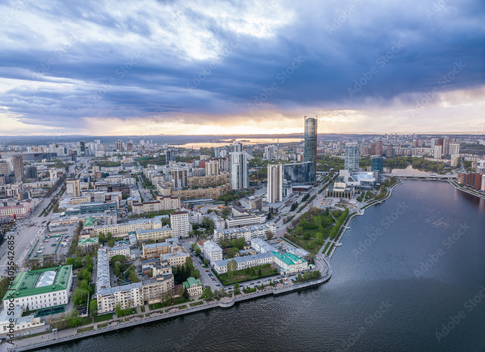 Obraz premium Yekaterinburg city and pond aerial panoramic view at summer sunset.