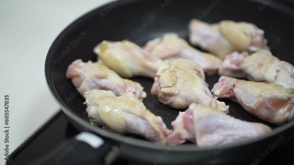 手羽元を焼く様子 手羽元を焼く様子