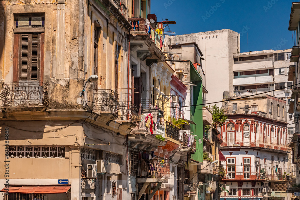 Obraz premium The dilapidated buildings of the old neighborhoods of Havana in Cuba