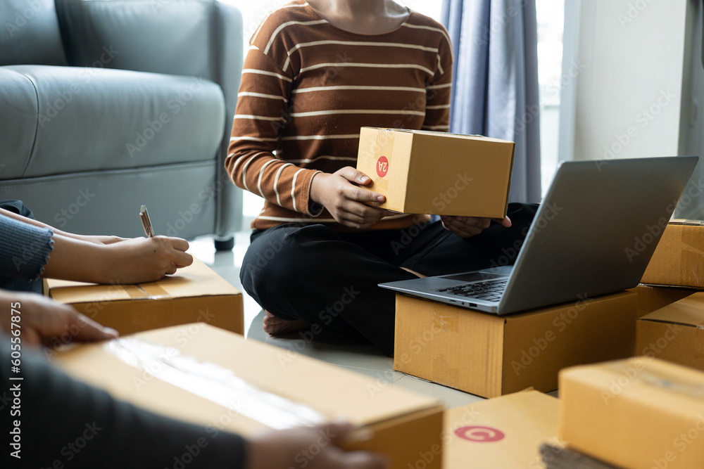 Starting an SME business, many young women sell online on the Internet. Sell Concept Ideas Online Small and Medium Enterprises Startups Starting an SME business, many young women sell online on the Internet. Sell Concept Ideas Online Small and Medium Enterprises Startups