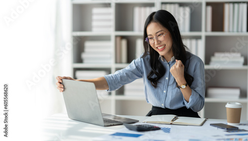 Foto copy space, panorama ,banner Modern working lifestyle, asian businesswoman showing happy gesture of online business success on laptop and mobile phone using internet happily in office