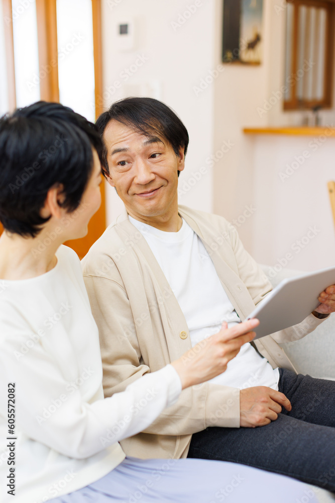 Fototapeta premium 自宅でデジタルタブレットを備えた成熟した日本のカップル
